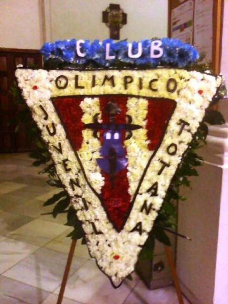 Autoridades municipales asisten a la Ofrenda floral de los diferentes equipos y el fútbol base del Club Olímpico de Totana a la Patrona en la parroquia de Santiago