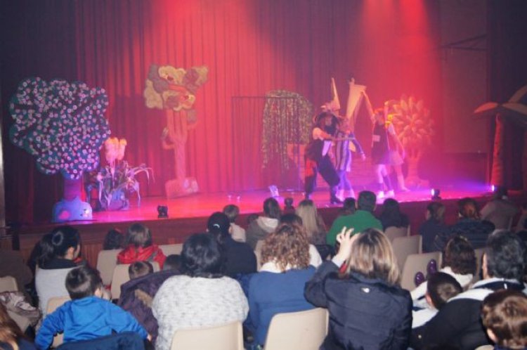 Éxito de asistentes en las dos sesiones del espectáculo infantil “La amenaza del Pirata Barbanegra”, que se ha celebrado en el teatro del centro sociocultural “La Cárcel”