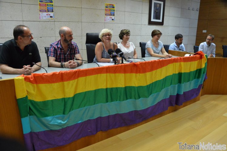 VIDEO RUEDA DE PRENSA: La concejal de Defensa Derechos LGTB, Eulalia Moreno, presenta el programa de actividades de la Semana por la Tolerancia y la Igualdad en Totana