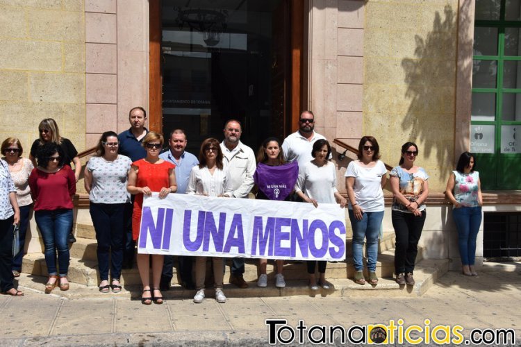 Se guarda un minuto de silencio en el Ayuntamiento de Totana como muestra de condena y repulsa ante el último asesinato machista registrado ayer en Molina de Segura
