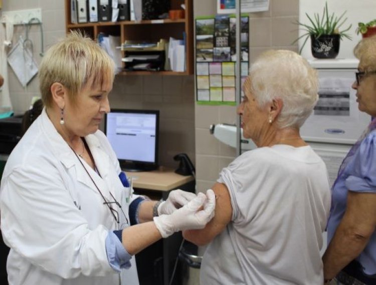 La campaña de vacunación contra la gripe comienza hoy en la Región de Murcia y se dispensa en los correspondientes centros de salud, previa cita