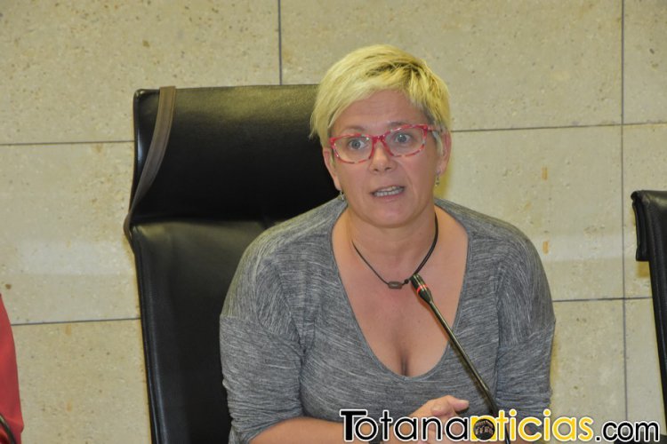 La concejal de Educación, Eulalia Moreno, presenta el II Pleno Infantil de Totana. 