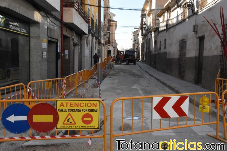 Las obras de saneamiento y pavimentación de la calle Cánovas del Castillo, dentro del PARDOS del 2016, se prolongarán hasta finales de este año