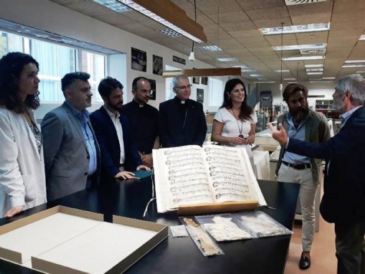 El Archivo General de la Región recupera un manuscrito del siglo XVIII con una treintena de obras musicales de polifonía sacra, hallado en la Iglesia de Santiago El Mayor