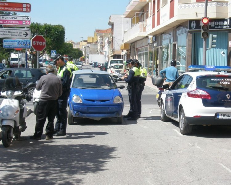La Policía Local de Totana realiza desde hoy y hasta este próximo domingo una campaña de vigilancia y control sobre distracciones al volante
