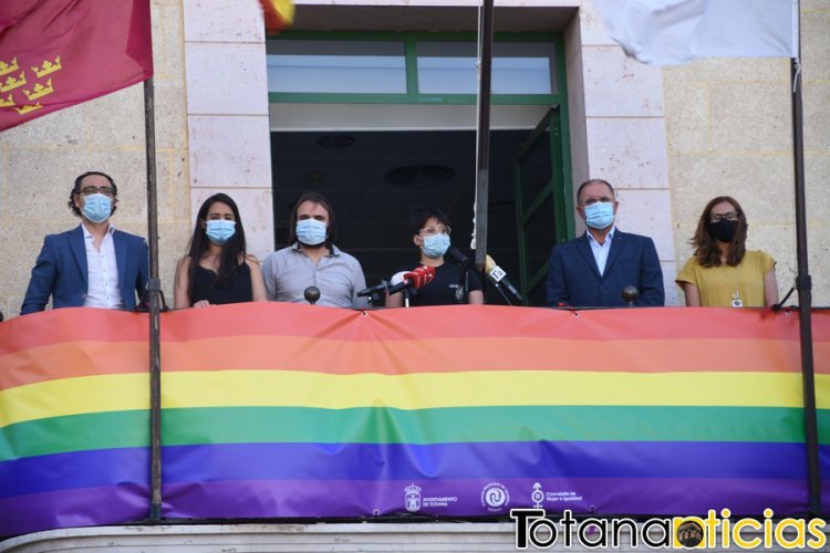 Colocan bandera LGTBI por Día Orgullo en balcón fachada principal Ayuntamiento con presencia Corporación municipal