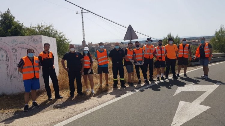 Voluntarios de Protección Civil realizan una acción altruista de limpieza en la carretera de La Santa para evitar la propagación de incendios este verano