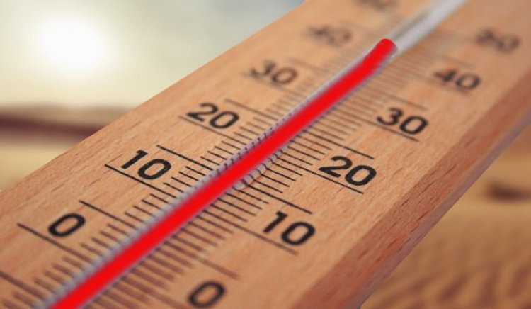 Meteorología advierte de temperaturas de hasta 43 grados para hoy y establece avisos de nivel naranja en la Región de Murcia. Las autoridades sanitarias instan a protegerse del calor.