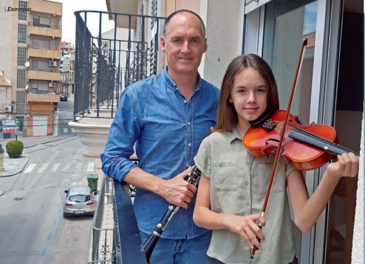 Jesús Martínez y su hija Sara animaron  a sus vecinos el confinamiento con piezas musicales que cada día interpretaron.