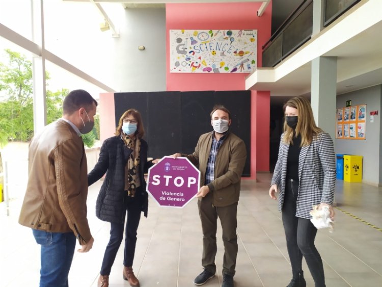 El Colegio Reina Sofía obsequia a la Concejalía de Igualdad con una simbólica señal de tráfico por su compromiso con las políticas contra la Violencia de Género