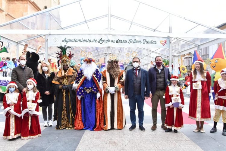 Sus Majestades los Reyes Magos de Oriente ya están en #Lorca y han sido recibidos por el Alcalde y el Vicealcalde.