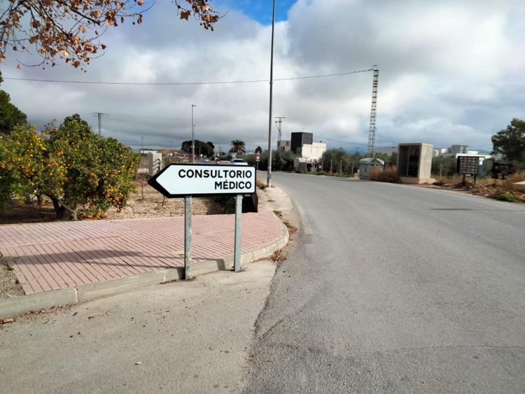 El Ayuntamiento de #Lorca renueva la señalización horizontal en las inmediaciones del consultorio médico  de Tercia para mejorar la seguridad vial de los vecinos y vecinas