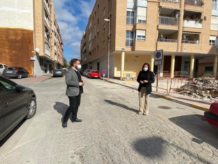 El Ayuntamiento de #Lorca acondicionará la calle Molins de Rei, situada en el Residencial Miguel Ángel, cuya calzada y aceras se encuentran en un estado “muy deteriorado”