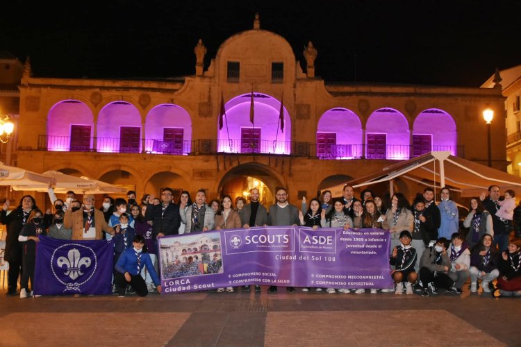 Esta tarde se ha encendido de violeta la fachada del Ayuntamiento de #Lorca por el Día del Pensamiento Scout, iluminándose, a su vez, la flor de lis, colocada este pasado sábado en el balcón del Consistorio