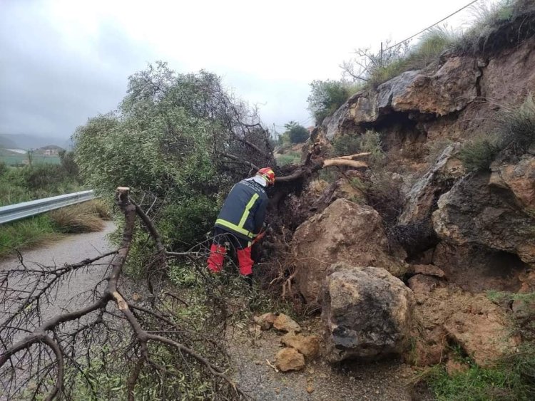 La persistencia de las lluvias sigue provocando numerosas incidencias en el municipio de #Lorca