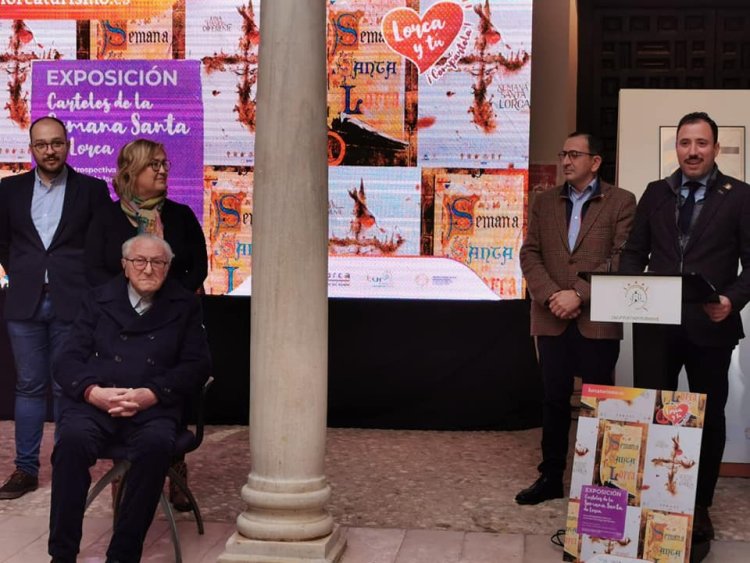 El vicealcalde, Francisco Morales, inaugura la exposición de carteles de la Semana Santa de Lorca