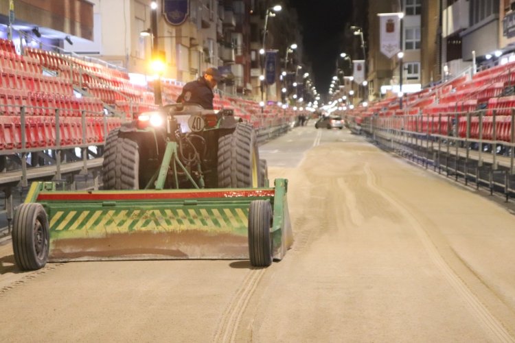 El alcalde de #Lorca supervisa los trabajos de enarenado de las 800 toneladas de arena y grava que cubrirán la Avenida Juan Carlos I   durante los desfiles de Semana Santa