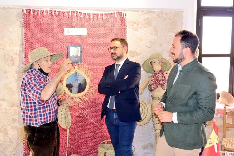 El alcalde, Diego José Mateos, y el vicealcalde, Francisco Morales, han inaugurado la exposición "El Esparto en Lorca" del artesano Juan El Espartero