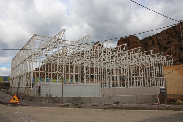 El Ayuntamiento rescinde el contrato con la empresa constructora del pabellón de El Praíco