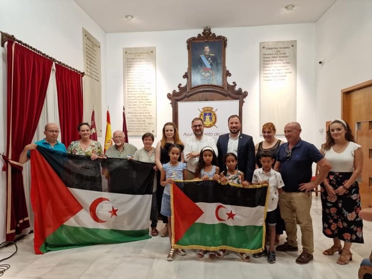 Los  niños y niñas saharauis  que disfrutan del verano en Lorca gracias al programa de acogida temporal ‘Vacaciones en Paz’ visitan el Ayuntamiento
