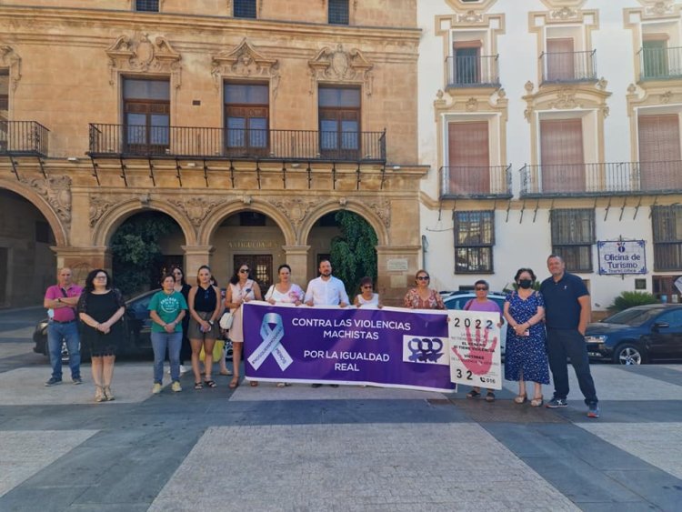 Representantes de la Corporación Municipal y la Federación de Organizaciones de Mujeres de Lorca guardan 1 minuto de silencio para reivindicar la lucha contra la violencia machista y por la consecución de la igualdad real