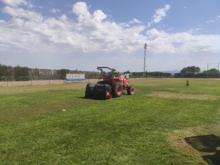 Se inician las obras de acondicionamiento del campo de fútbol ubicado en el Polideportivo Municipal "6 de Diciembre", que finalizarán este fin de semana