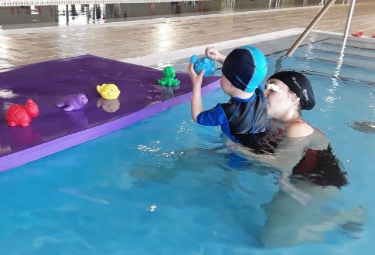 Suscriben un convenio de colaboración para facilitar el acceso de menores con dificultades de movilidad a un servicio de terapia acuática durante 2022