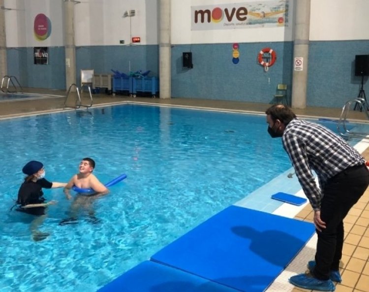 Suscriben un convenio de colaboración para facilitar el acceso de menores con dificultades de movilidad a un servicio de terapia acuática durante 2022