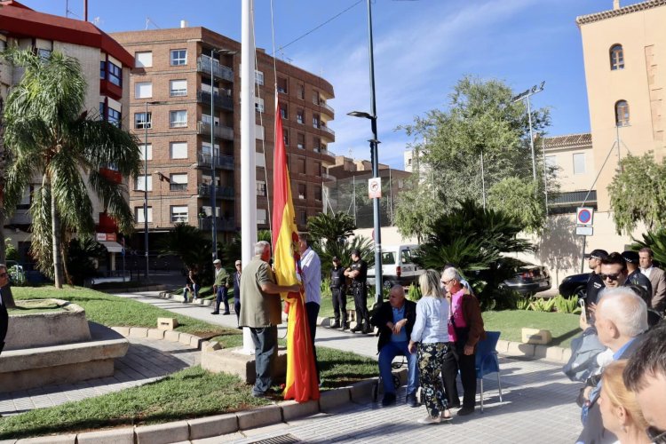 Lorca conmemora el Día de la Fiesta Nacional de España con la tradicional izada de bandera en la Plaza de Colón.