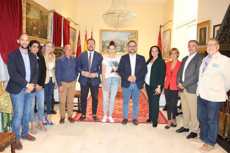 La guitarrista lorquina, Mercedes Luján, era recibida, esta semana, en el Ayuntamiento de #Lorca por miembros de la Corporación municipal.