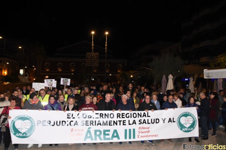 FOTOS Y VIDEO: Concentración por una Sanidad Pública de calidad en el Área III. Plaza de Colón en Lorca