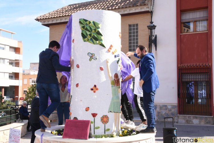 Un monumento y un mural en la Plaza del Santo Cristo rinden desde hoy homenaje a Claudia Abigail y al resto de mujeres víctimas de violencia de género