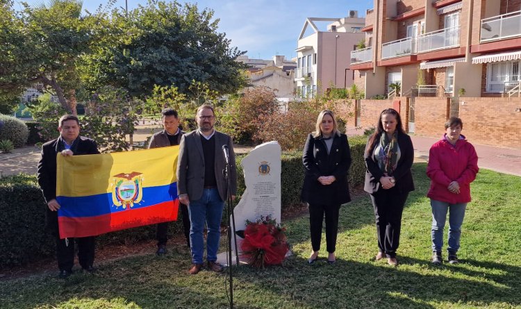 Lorca rinde homenaje con un monolito a las 12 víctimas  de origen ecuatoriano  fallecidas en un accidente de tráfico mientras se desplazan a su lugar de trabajo en 2001