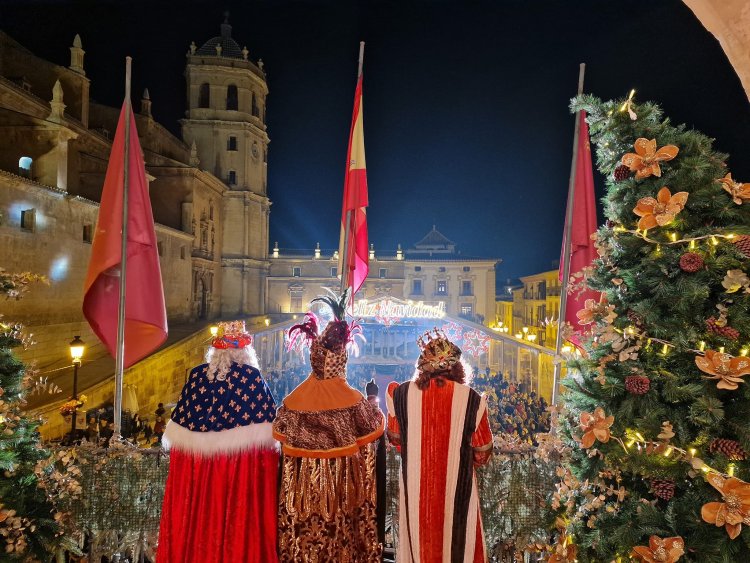 Más de 24.000 personas han disfrutado, esta tarde, de la gran Cabalgata de los Reyes Magos  por las calles de Lorca, en un desfile con música, luz  y mucho colorido