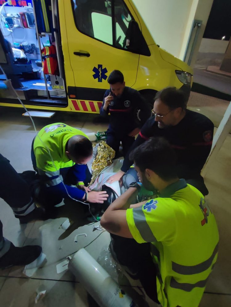 Servicios de Emergencia han rescatado, estabilizado, administrado oxígeno y trasladado a centro veterinario a 3 perros que habían caído en un embalse de riego en Rambla Celada, en Alhama de Murcia.