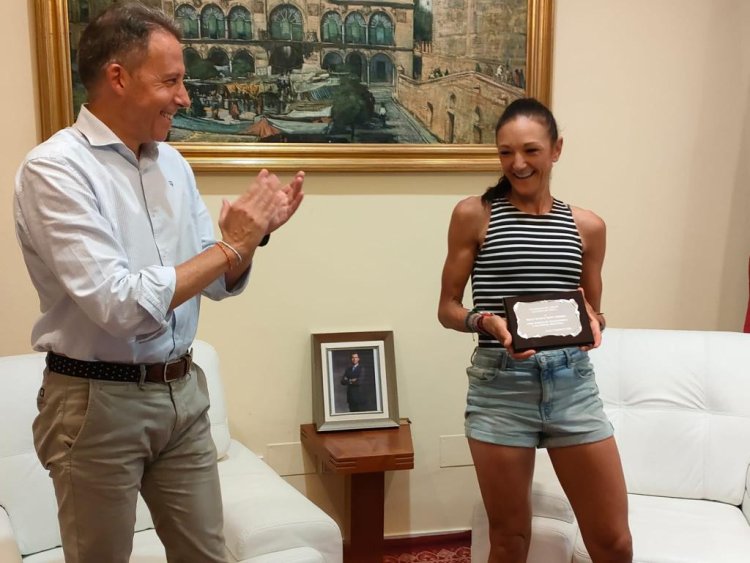 Fulgencio Gil recibe en el Ayuntamiento a la atleta Mª Victoria Soler, primera de su categoría en la 'Ultra Mont Blanc'