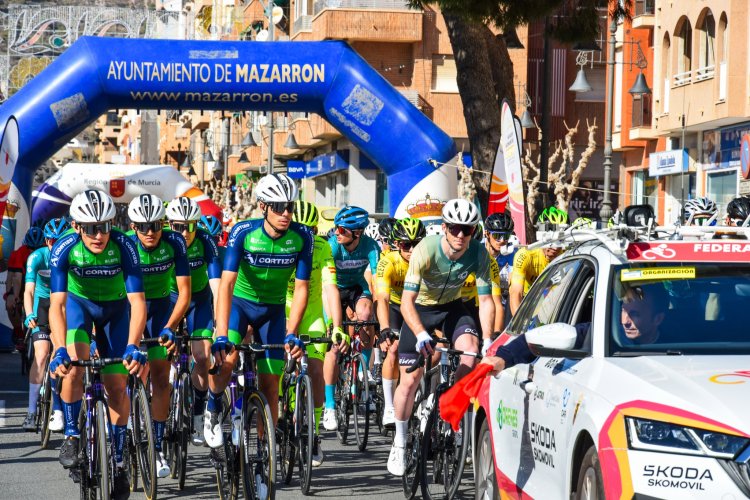 María Isabel Carrillo, concejala de Deportes, corta la cinta de salida de la VII Vuelta Ciclista al Guadalentín-Región