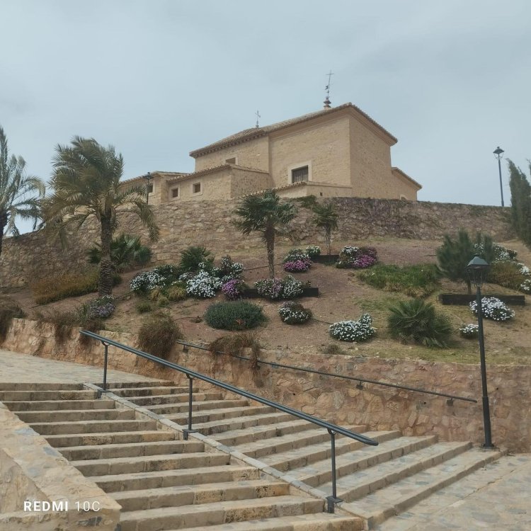 El Ayuntamiento lleva a cabo trabajos de mejora paisajística en el monte Calvario de Lorca con motivo de la Semana Santa.
